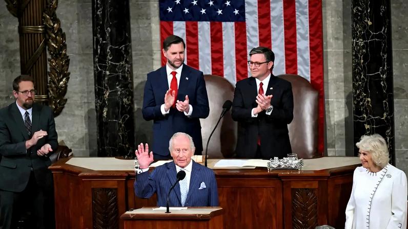 O vice-presidente dos EUA, JD Vance, e o presidente da Câmara, Mike Johnson (R-LA), aplaudem enquanto o rei Charles e a rainha Camilla, do Reino Unido, participam de uma sessão conjunta do Congresso no plenário da Câmara, no Capitólio dos EUA, em Washington, D.C., em 28 de abril de 2026. REUTERS/Matt McClain TPX IMAGES OF THE DAY