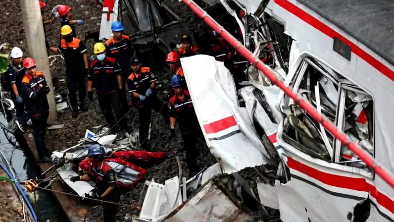 Socorristas em local de acidente em Bekasi, um subúrbio de Jacarta