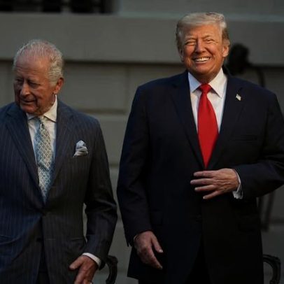 Rei Charles III faz piada sobre EUA falarem francês em jantar com Trump