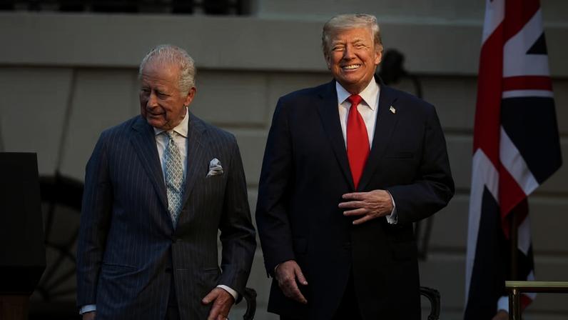 Rei Charles III, do Reino Unido (à esquerda), e presidente dos EUA, Donald Trump, em cerimônia na Casa Branca em 28 de abril de 2026. — Foto: REUTERS/Suzanne Plunkett