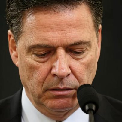 Ex-diretor do FBI se apresenta à Justiça após acusação de ameaçar Trump