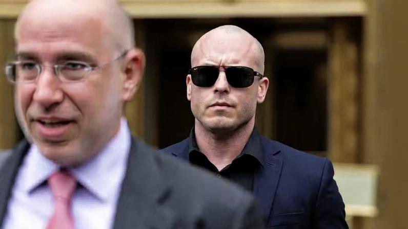 Gannon Van Dyke, soldado do Exército dos EUA acusado de usar informações confidenciais para apostar na destituição de Nicolás Maduro, caminha em frente ao Tribunal Federal de Nova York, após sua audiência, nesta terça-feira (28 de abril de 2026)