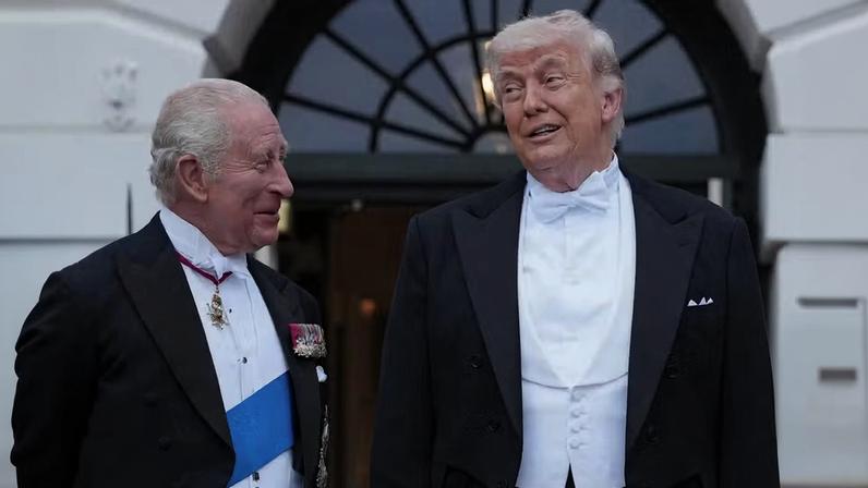 Rei Charles III ao lado de Trump em visita à Casa Branca — Foto: Ken Cedeno/Reuters