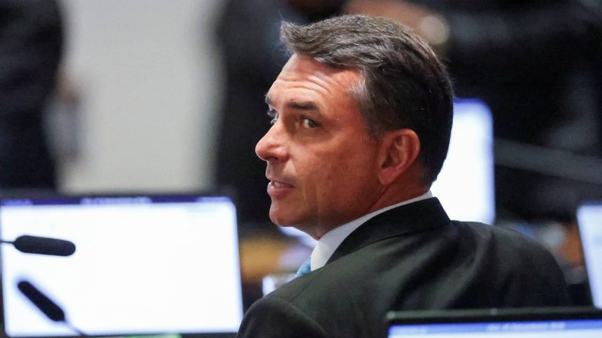 O senador brasileiro Flávio Bolsonaro, filho do ex-presidente Jair Bolsonaro, observa enquanto participa de uma sessão no Senado para sabatina do advogado-geral da União, Jorge Messias, indicado a uma vaga no Supremo Tribunal Federal (STF), em Brasília, Brasil, em 29 de abril de 2026. REUTERS/Jorge Silva