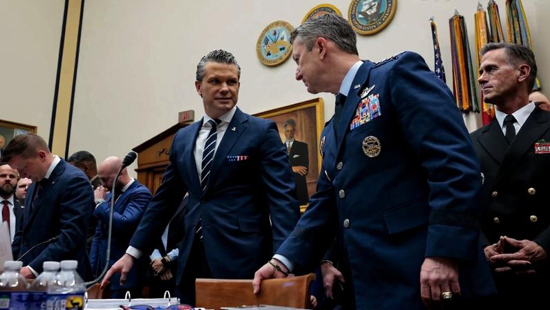 Secretário de Defesa dos EUA, Pete Hegseth, e o presidente do Estado-Maior Conjunto, general Dan Caine, conversam enquanto retornam de um recesso de uma audiência do Comitê de Serviços Armados da Câmara sobre a proposta de orçamento do Departamento de Defesa para o ano fiscal de 2027, no Capitólio, em Washington, D.C., EUA, em 29 de abril de 2026. REUTERS/Kylie Cooper