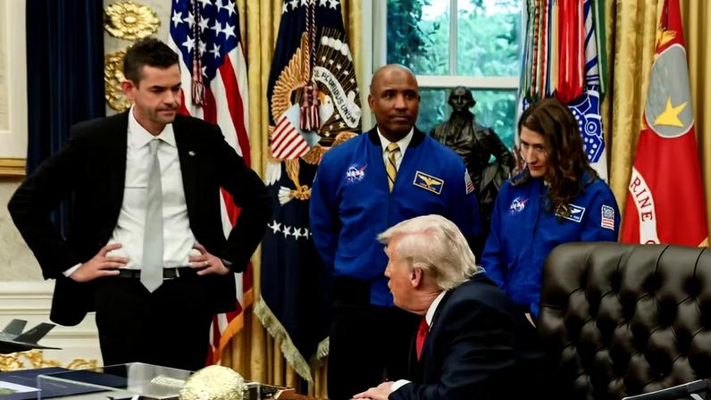 Trump faz comentário sobre aparência de chefe da NASA, Jared Isaacman, durante encontro com astronautas da Artemis 2 na Casa Branca — Foto: REUTERS/Evelyn Hockstein