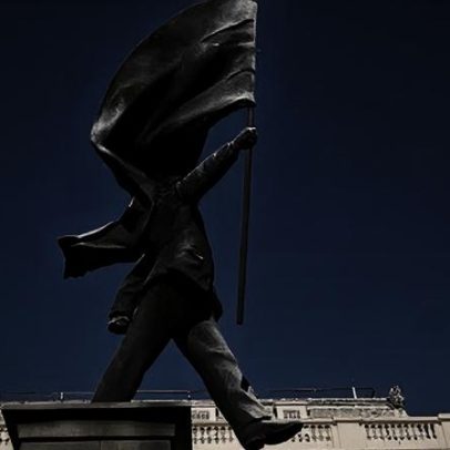 Banksy instala estátua de homem com bandeira no centro de Londres