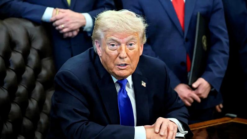 O presidente dos EUA, Donald Trump, responde a perguntas da imprensa após assinar uma ordem executiva no Salão Oval da Casa Branca, em Washington, D.C., EUA, em 30 de abril de 2026. REUTERS/Jonathan Ernst