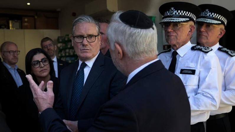 O primeiro-ministro britânico, Keir Starmer, o comissário da Polícia Metropolitana, Mark Rowley, e a ministra do Interior britânica, Shabana Mahmood, conversam com membros da comunidade judaica durante uma visita a Golders Green