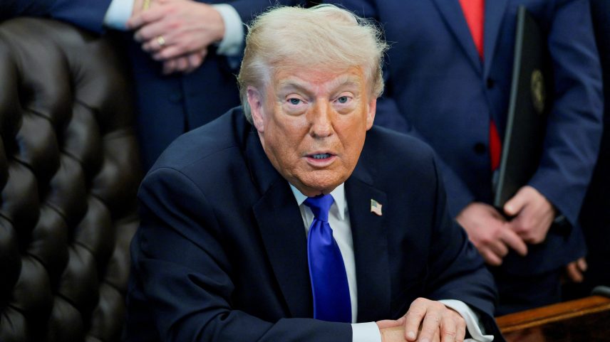 O presidente dos Estados Unidos, Donald Trump, durante conversa com jornalistas na Casa Branca em 30 de abril de 2026 — Foto: REUTERS/Jonathan Ernst