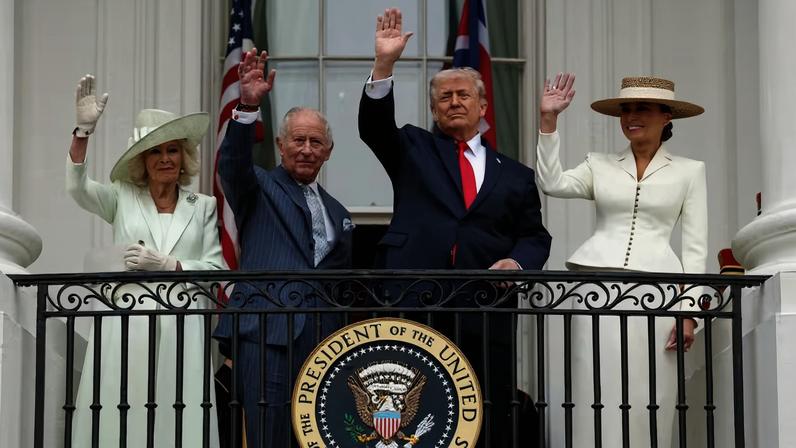 Camilla, Charles III, Trump e Melania acenam da sacada da Casa Branca — Foto: Kevin Lamarque/Reuters