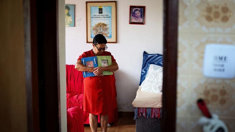 Lourdes das Neves abraça os porta-retratos da filha, Leide das Neves Ferreira, que se tornou símbolo do acidente radiológico com Césio-137, em Goiânia, em 1987 - Metrópoles
