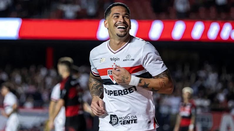 Luciano comemorando gol com a camisa do São Paulo (Foto: Renato Padalka/Ekobanpress/Gazeta Press)