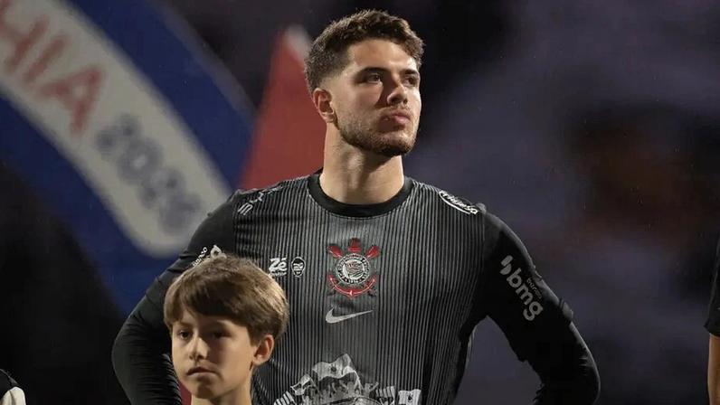 Dorival mantém Felipe Longo como goleiro após tentativas no mercado