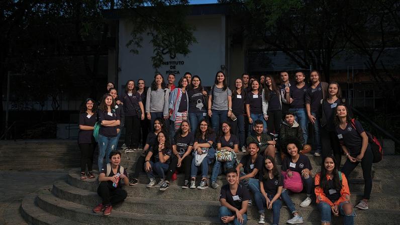 Estudantes em visita ao Instituto de Física da USP – Foto: Facebook/IF USP