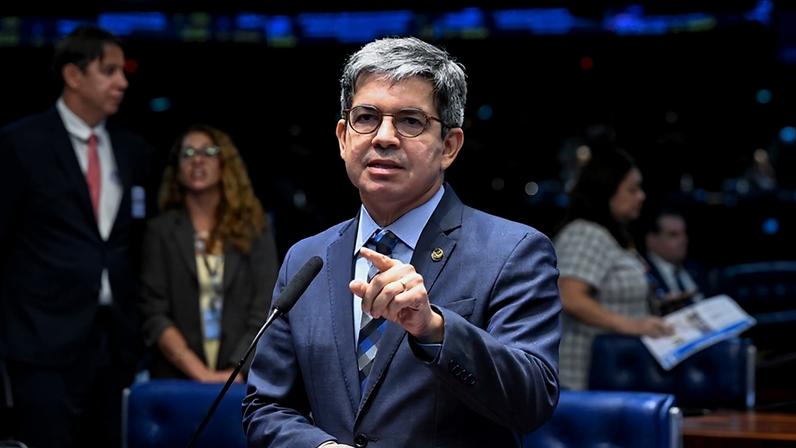 Em pronunciamento, à bancada, senador Randolfe Rodrigues (PT-AP).
