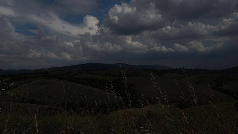 A imagem contém um campo de Cerrado aberto e com relevos