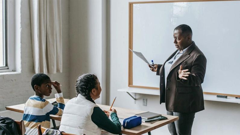 Os minicursos on-line e gratuitos da Cátedra Alfredo Bosi de Educação Básica da USP têm o objetivo de fortalecer a educação no Brasil – Foto: Foto: Katerina Holmes/Pexels