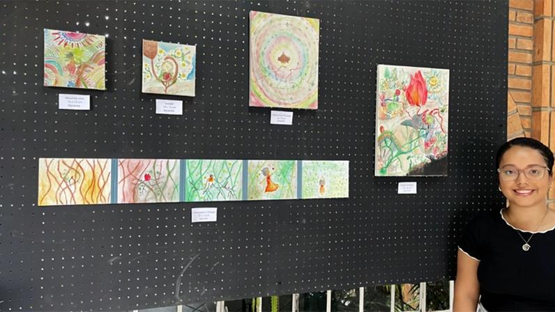 A artista e estudante de Medicina Daniele Clementino Ponciano e obras de sua autoria, em exposição no campus da USP em Bauru – Foto: Giane Quintela/Centro Cultural da USP de Bauru