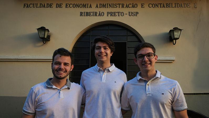 Alunos da FEA-RP e fundadores da SIA Educação, João Gabriel, Paulo Ricardo e Pedro Guedes – Foto: Arquivo Pessoal