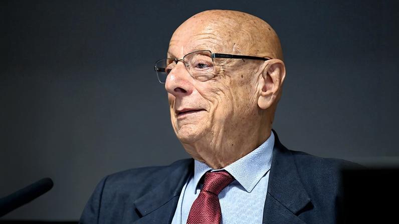 Em destaque, à bancada, senador Esperidião Amin (PP-SC).