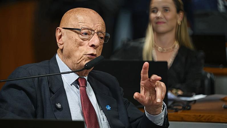 À bancada, em pronunciamento, senador Esperidião Amin (PP-SC).