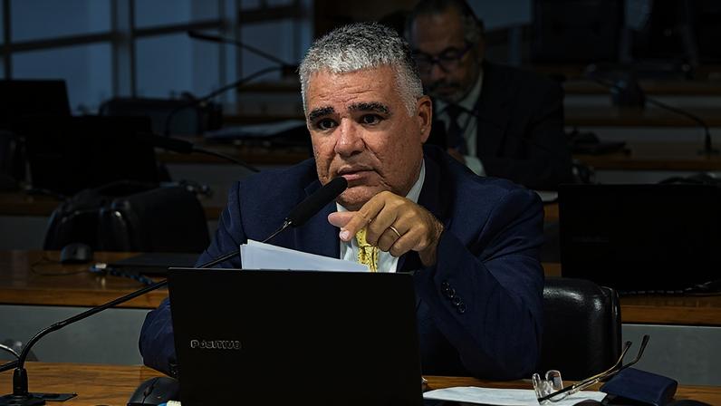 À bancada, em pronunciamento, senador Eduardo Girão (Novo-CE).