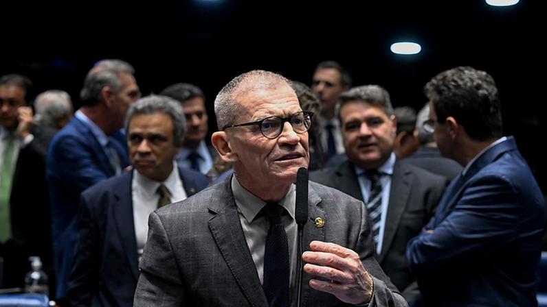 Senador Fabiano Contarato (PT-ES) em pronunciamento à bancada.