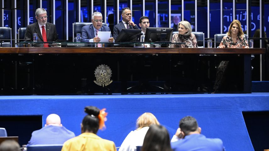 Mesa: presidente da Associação Beneficente e Cultural B’nai B’rith de São Paulo; presidente e requerente desta sessão, senador Eduardo Girão (Novo-CE); secretário desta sessão; viúva do humorista Chico Anysio (o homenageado), Malga Di Paula; mentora de líderes, Fernanda Bernstein.