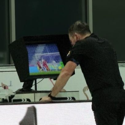 VAR aumenta tempo de jogo e reduz impedimentos no futebol