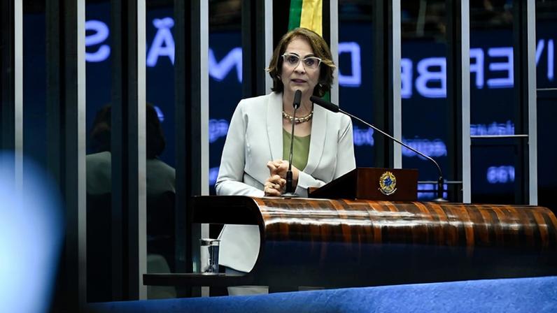 À tribuna, em discurso, senadora Damares Alves (Republicanos-DF).