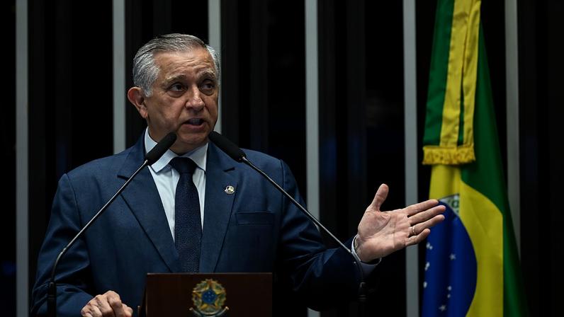 À tribuna, em discurso, senador Izalci Lucas (PL-DF).