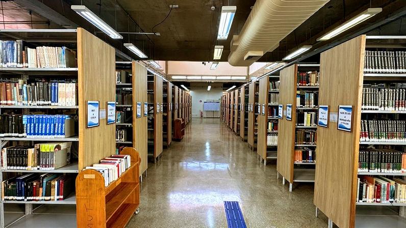 Acervo físico, localizado no primeiro andar da biblioteca – Foto: Felipe Medeiros