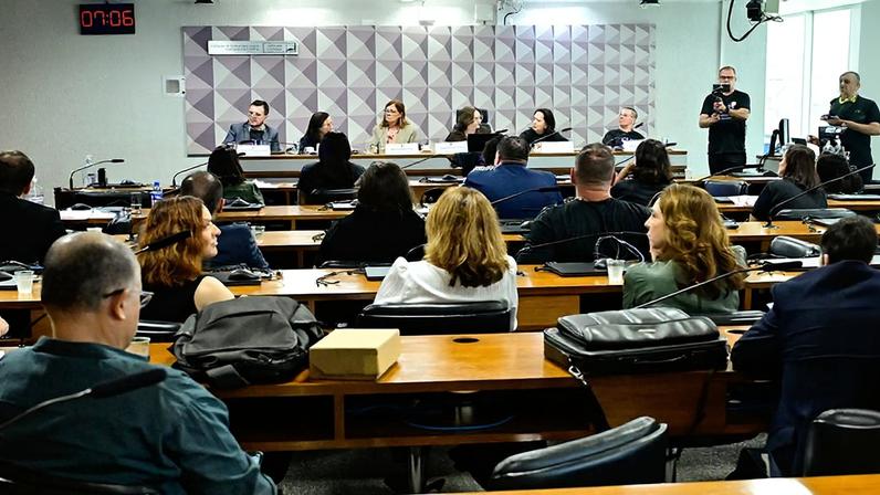 Da bancada, convidados participam da audiência.