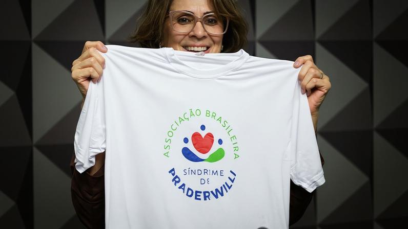 Presidente da CDH, senadora Damares Alves (Republicanos-DF) exibe camisa.