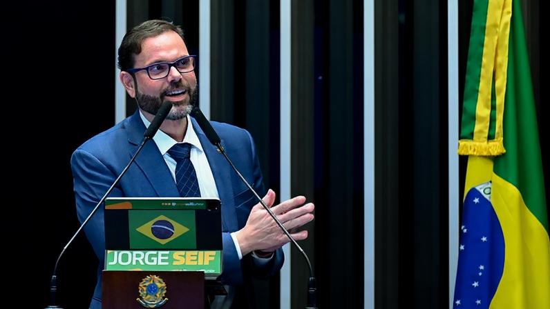 Senador Jorge Seif (PL-SC) em discurso à tribuna.