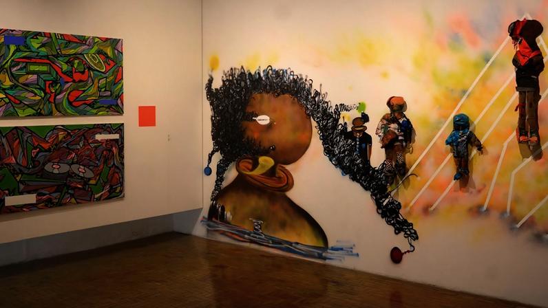 Obras de Thiago Iconek, ao lado da pintura e instalação feita por Nenê Surreal - Foto: Marcos Roberto /USP Imagens
