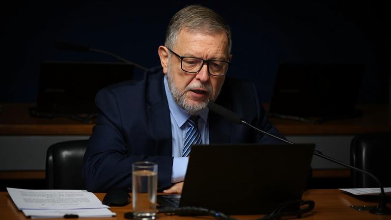 Em pronunciamento, à bancada, relator do PL 1.164/2025, senador Flávio Arns (PSB-PR).