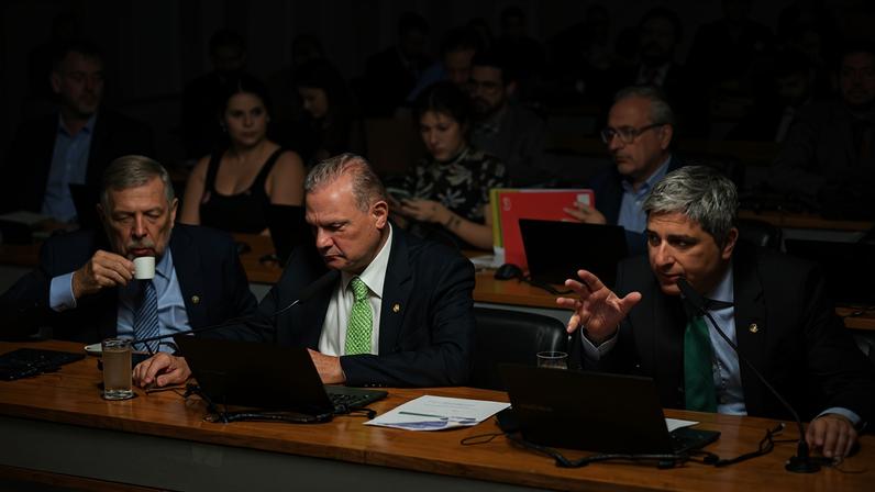 Bancada: senador Flávio Arns (PSB-PR); senador Wellington Fagundes (PL-MT); senador Carlos Portinho (PL-RJ) - em pronunciamento.