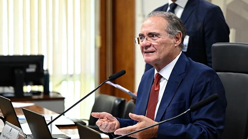 Mesa: presidente da CAE, senador Renan Calheiros (MDB-AL).