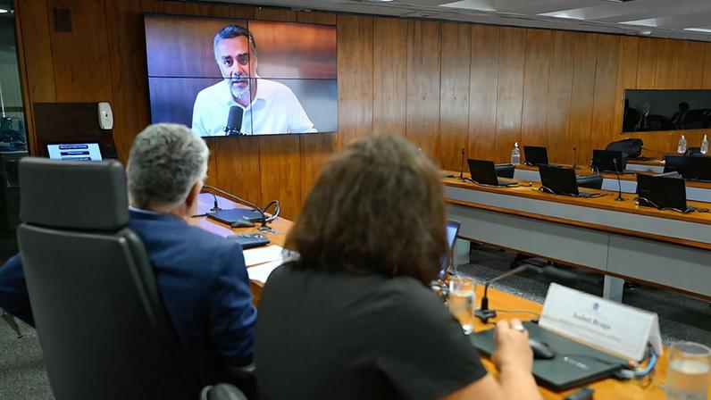 Mesa: doutora em Saúde Pública e Meio Ambiente, Isabel Braga. presidente eventual da CAS, senador Eduardo Girão (Novo-CE).
