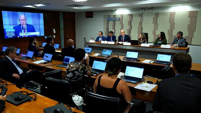 Mesa: diretor executivo do Instituto Escolhas, Sérgio Leitão; deputado Fernando Mineiro (PT-RN); ministro do Meio Ambiente e Mudança do Clima, João Paulo Ribeiro Capobianco; presidente da CE, senadora Teresa Leitão (PT-PE), conduz audiência; secretário executivo do Consórcio Nordeste, Carlos Gabas; coordenadora executiva do Articulação Semiárido Brasileiro (ASA) pelo estado do Rio Grande do Norte, Ivi Aliana Dantas; diretor do Instituto Nacional do Semiárido, José Etham de Lucena Barbosa.