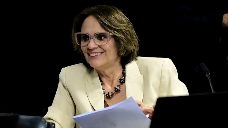 À bancada, senadora Damares Alves (Republicanos-DF).