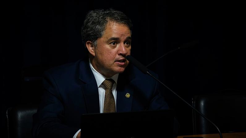 Em pronunciamento, à bancada, relator do PL 5.671/2023 e do PL 2.160/2023, senador Efraim Filho (PL-PB).