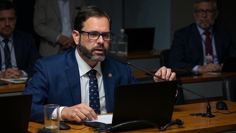 Em pronunciamento, à bancada, senador Jorge Seif (PL-SC).