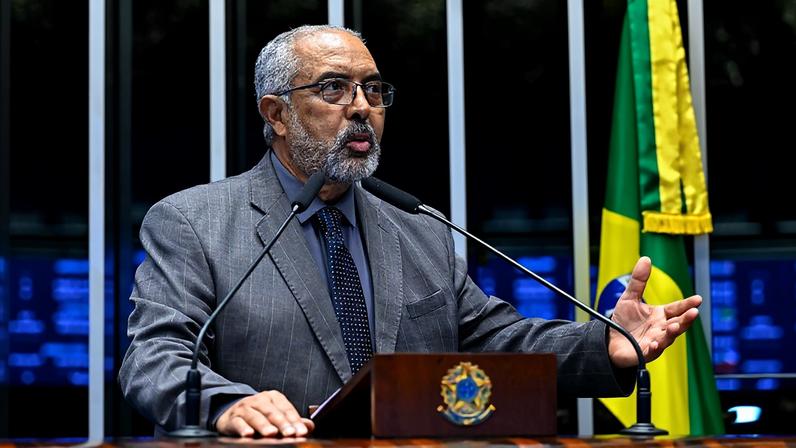 À tribuna, em discurso, senador Paulo Paim (PT-RS).