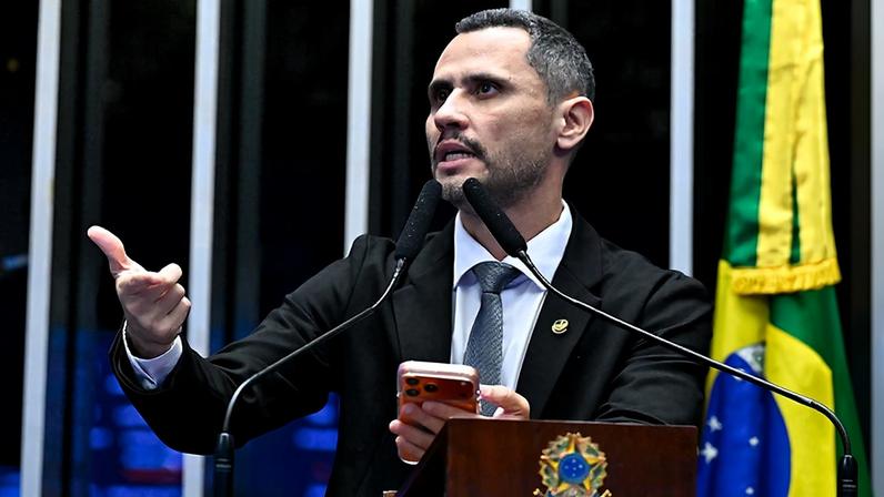 Senador Cleitinho (Republicanos-MG) em discurso à tribuna.