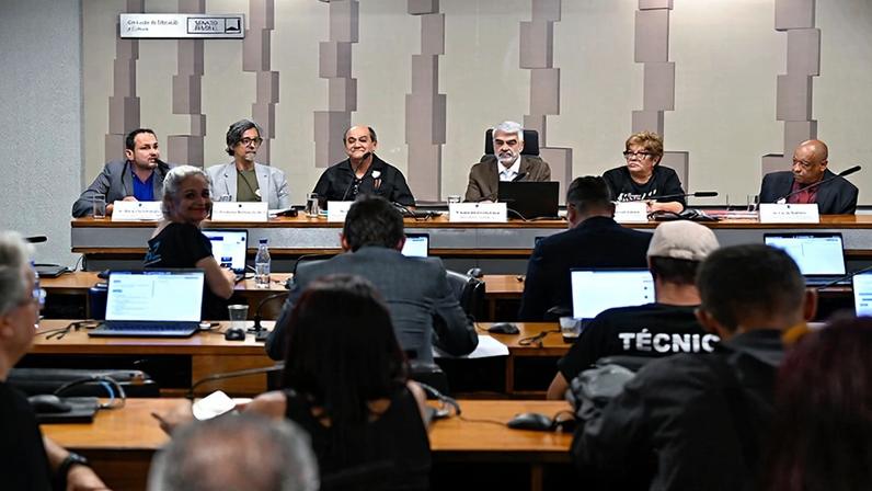 Mesa: diretor de Políticas para Trabalhadores da Cultura e da Economia Criativa do Ministério da Cultura (SEC/MinC), Deryk Vieira Santana, em pronunciamento; técnico de Planejamento e Pesquisa do Instituto de Pesquisa Econômica Aplicada (Ipea), Frederico Barbosa da Silva; representante da Articulação Nacional de Trabalhadores em Eventos (Ante), Miguel Ribeiro; presidente eventual da CE, senador Humberto Costa (PT-PE), conduz audiência; presidente do Sindicato dos Trabalhadores na Indústria Cinematográfica e do Audiovisual (Sindcine), Sonia Teresa Santana; diretor de Diálogos Sociais da Secretaria Nacional de Diálogos Sociais e Articulação de Políticas Públicas da Presidência da República (SNDS/SG/PR), Carlos Balduíno.