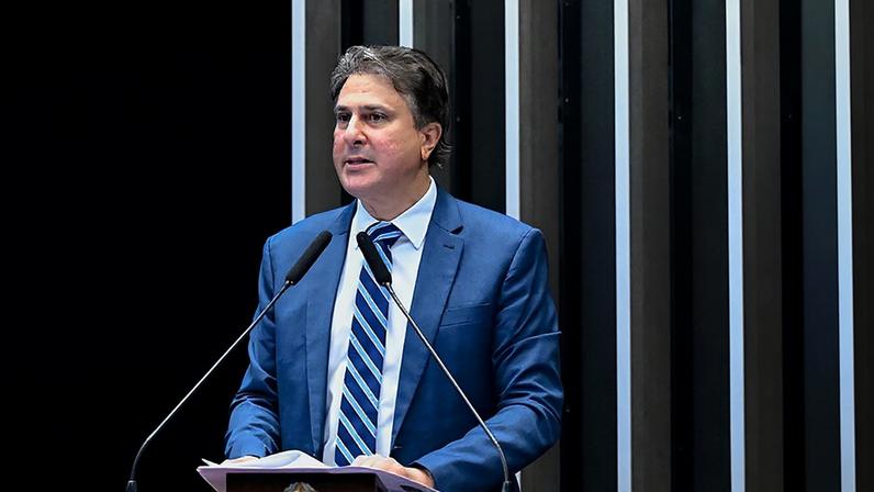 Em discurso, à tribuna, senador Camilo Santana (PT-CE).