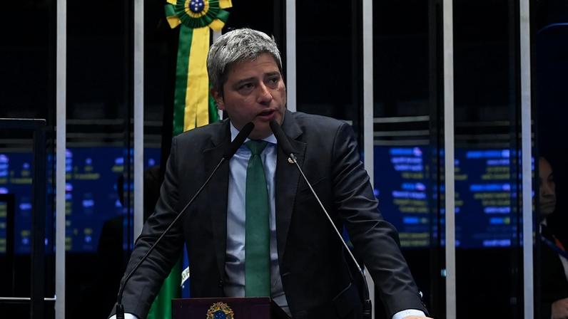 Senador Carlos Portinho (PL-RJ) em discurso à tribuna.
